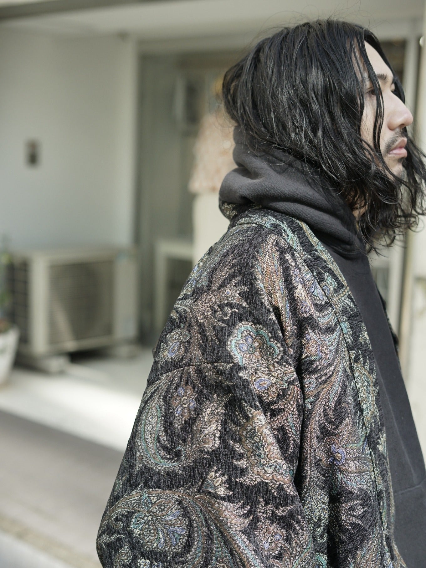 
                  
                    HAORI GOBELIN ブラック パーカーに重ねて 側面
                  
                