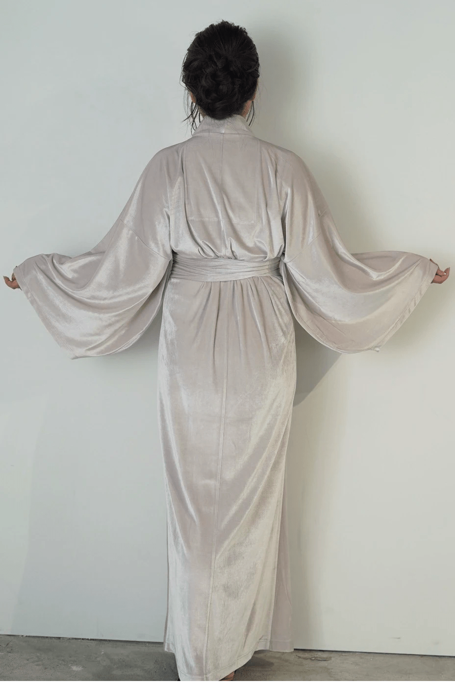 浴衣ルームウェア・ロイヤルベロア（ライトグレー・雪明り） - Yukata Roomwear Royal Velor - Light grey - Nanafu｜YUKATA Roomwear