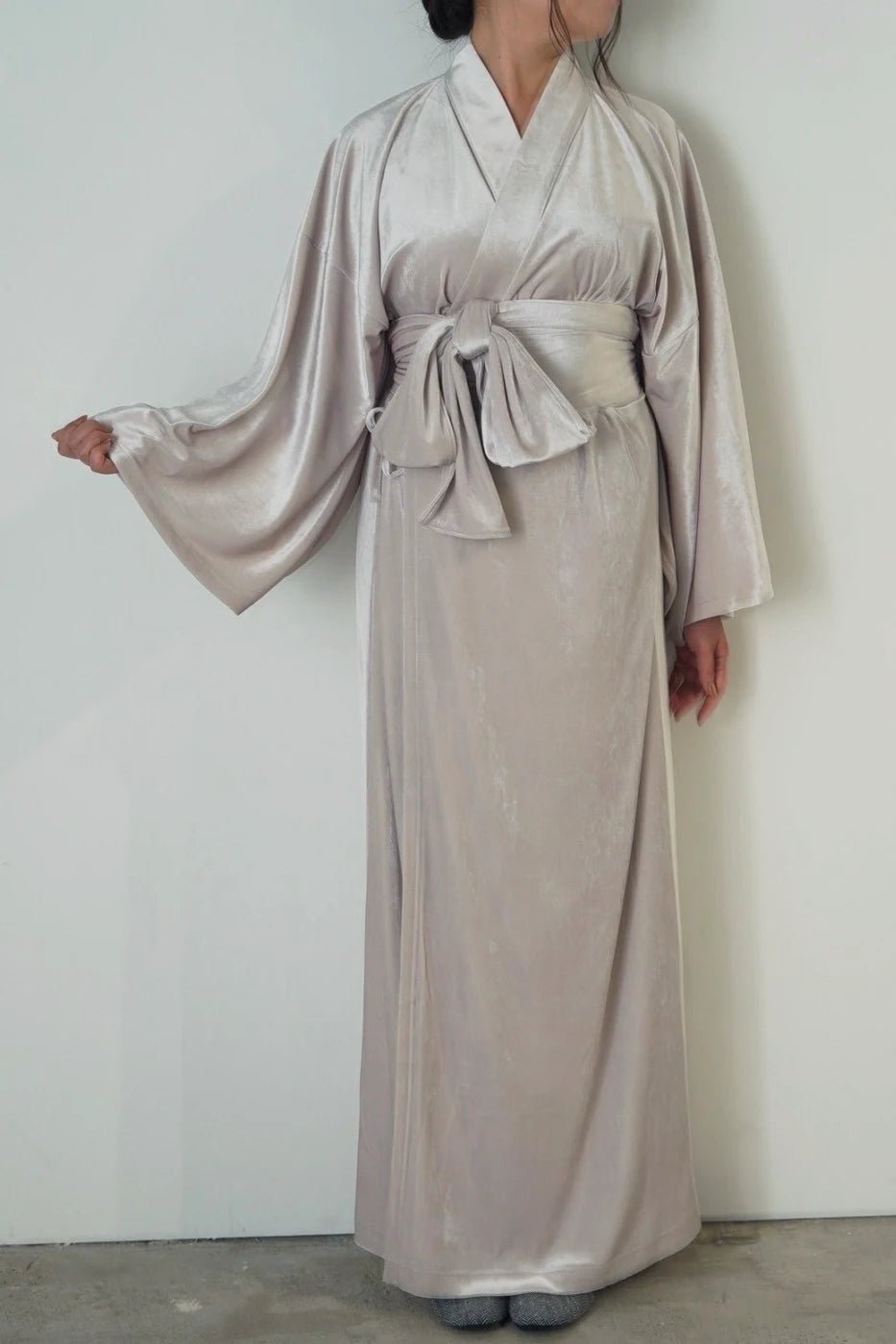 浴衣ルームウェア・ロイヤルベロア（ライトグレー・雪明り） - Yukata Roomwear Royal Velor - Light grey - Nanafu｜YUKATA Roomwear