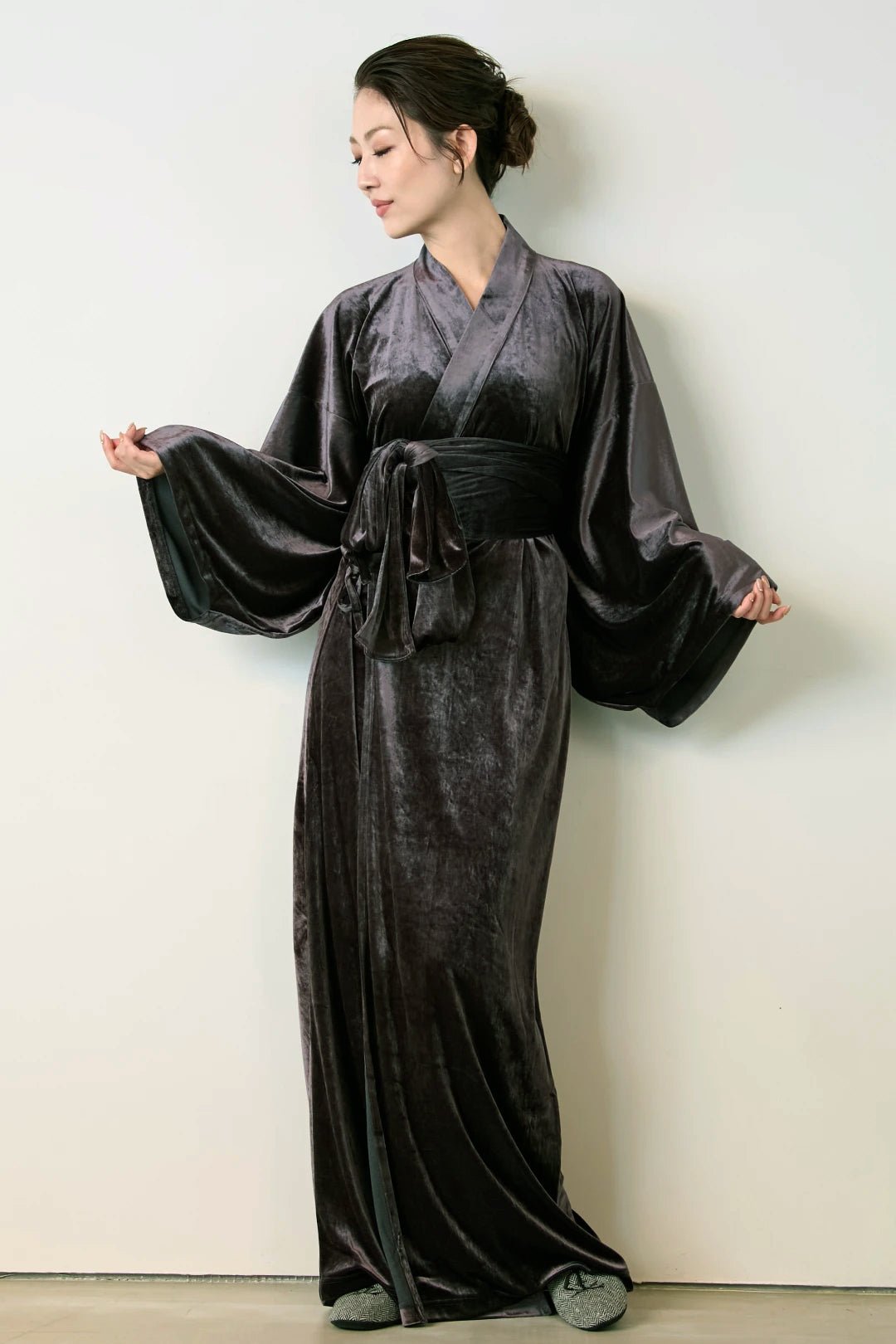 浴衣ルームウェア・ロイヤルベロア（ロイヤル・ブラック） - Yukata Roomwear Royal Velor - Royal Black - Nanafu｜YUKATA Roomwear