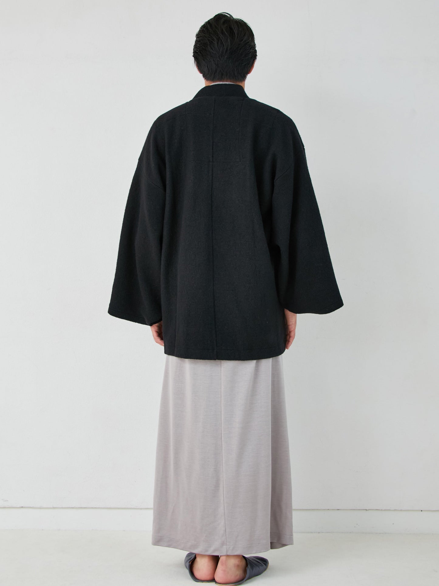 
                  
                    羽織ガウン・プレミアム（ウール）-ブラック- Haori Gown Premium(Wool)-Black- - Nanafu｜YUKATA Roomwear
                  
                