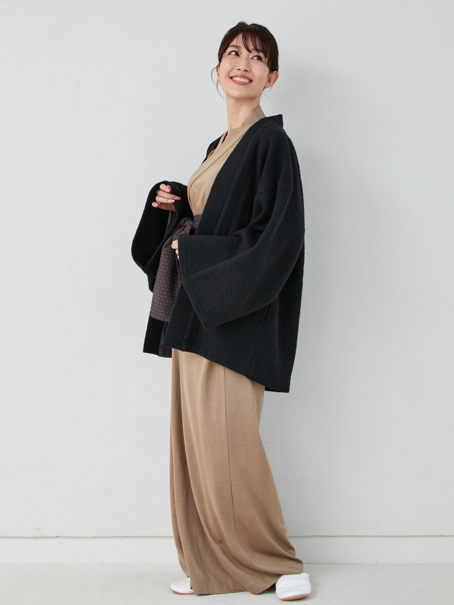 
                  
                    羽織ガウン・プレミアム（ウール）-ブラック- Haori Gown Premium(Wool)-Black- - Nanafu｜YUKATA Roomwear
                  
                