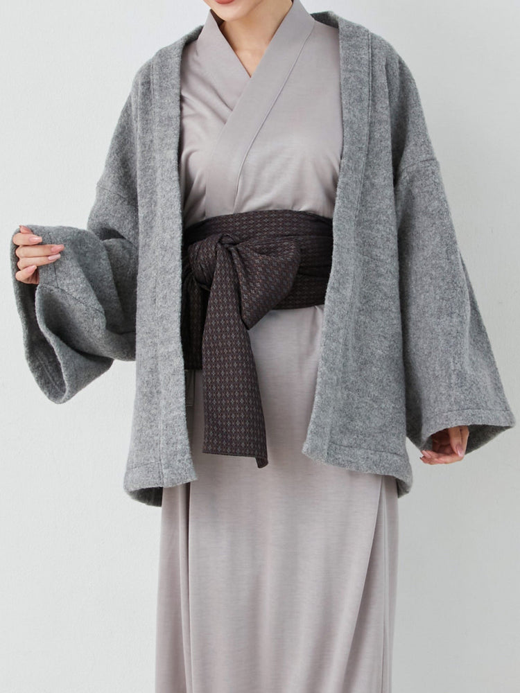 
                  
                    羽織ガウン・プレミアム（ウール）-グレー- Haori Gown Premium(Wool)-Grey- - Nanafu｜YUKATA Roomwear
                  
                